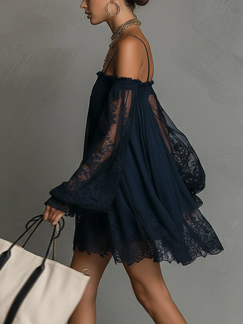 Noemi - Vestito mini in chiffon blu navy con scollo a spalle scoperte, bordo in pizzo e maniche trasparenti