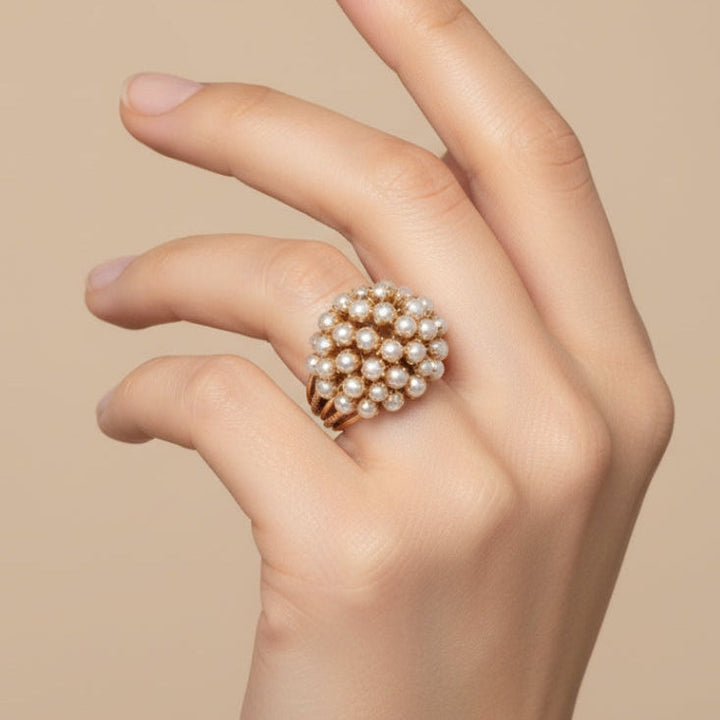 Elegante Anello in Oro con Perle Incastonate
