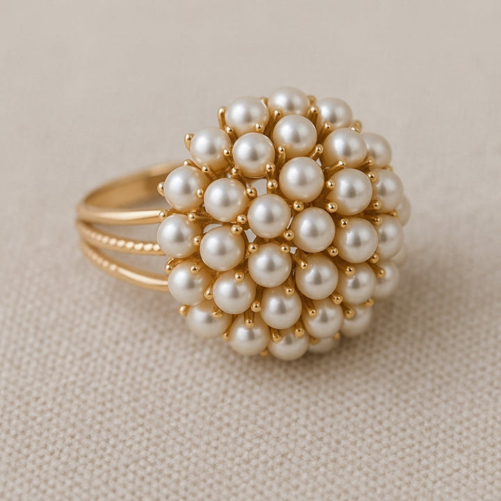 Elegante Anello in Oro con Perle Incastonate