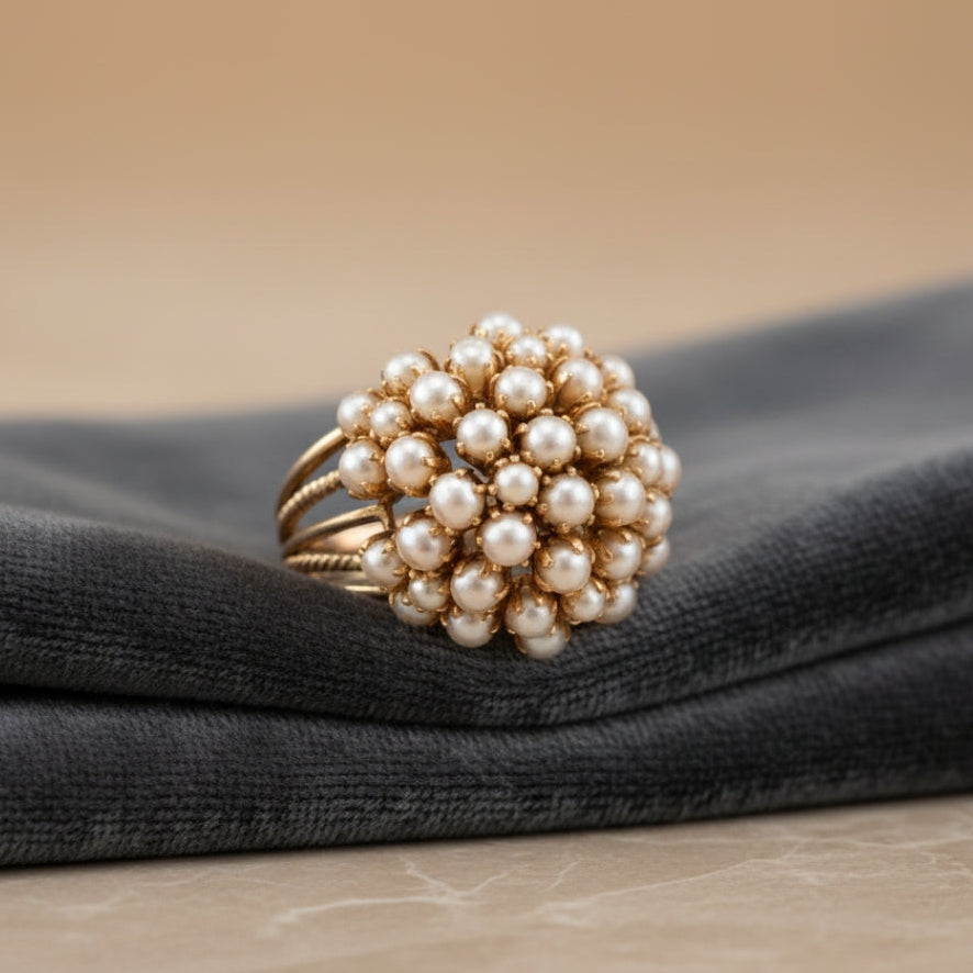 Elegante Anello in Oro con Perle Incastonate