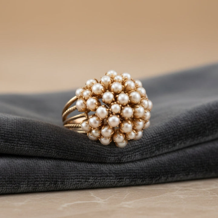 Elegante Anello in Oro con Perle Incastonate
